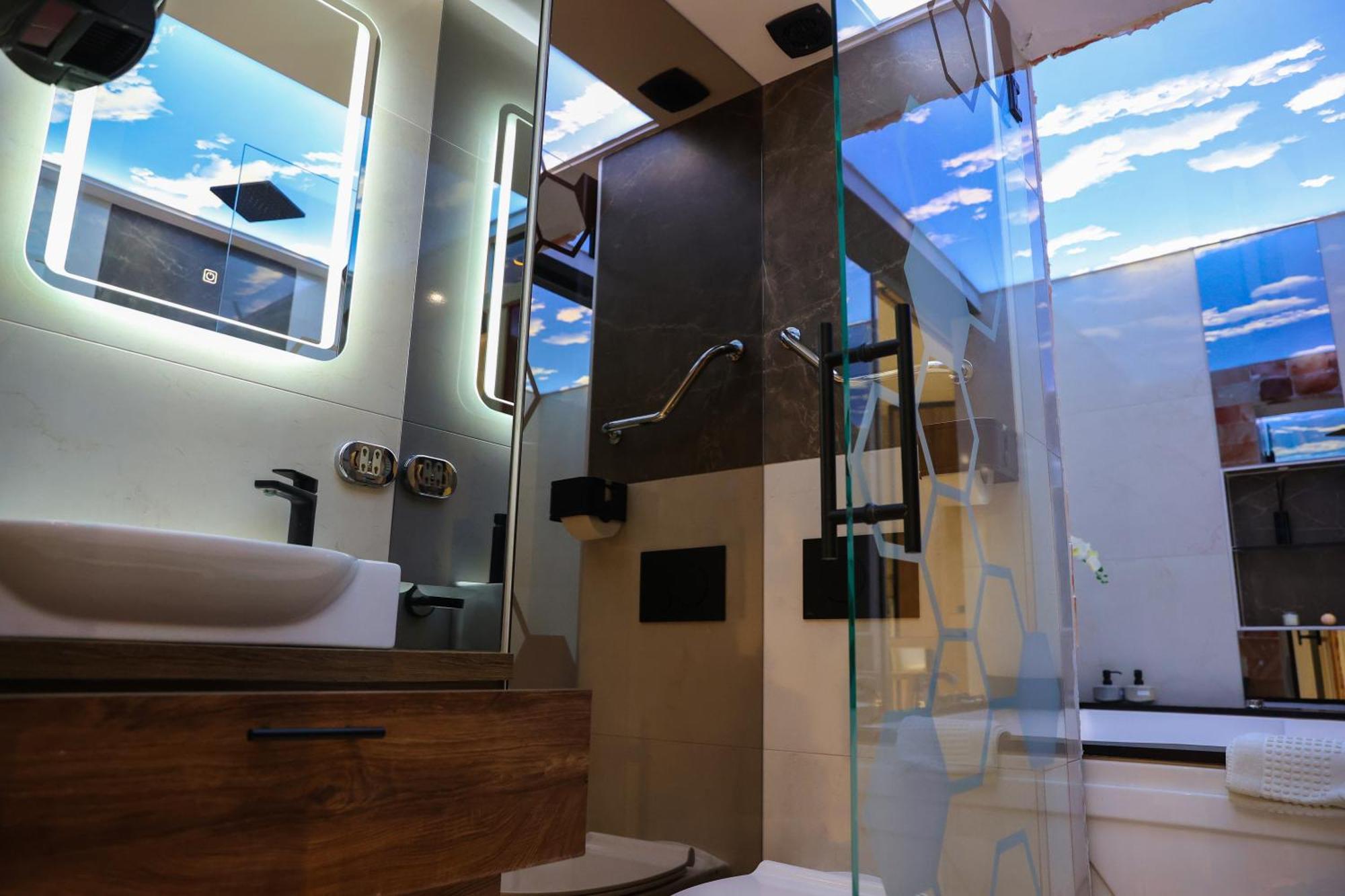 Design Apartment Platinium Spa Lux 5 Star "Havana" Completely Private Wellness & Spa Free Included Sauna & Jacuzzi & Salt Wall & Fire Place & 3D Ceilings & Business Wifi & Netflix & Keyless Code Entry & Full Smart App & Secure 2 Parking Place Ćuprija Eksteriør bilde